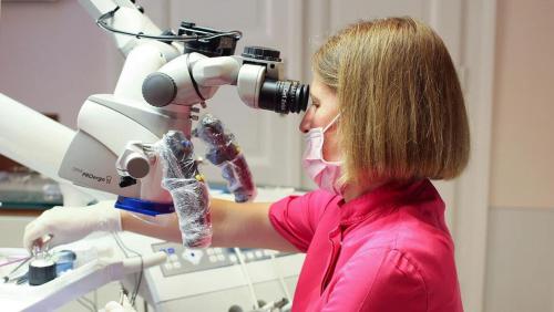 A mikroszkópos gyökérkezelés jelentősége a modern fogászatban